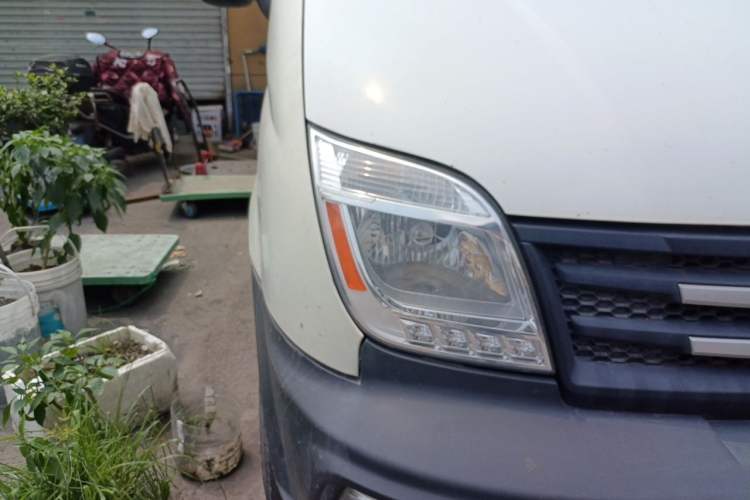 Used SAIC MAXUS Xintu V80 2020 2.5T AMT Classic City Distribution King Short Wheelbase Mid-Roof Design – 2/3 Seats Right Front Headlight