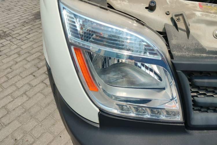Used SAIC MAXUS Xintu V80 2020 2.5T Manual Classic City Delivery King Short Wheelbase Mid-Roof Design 2/3 Seats Right Front Headlight