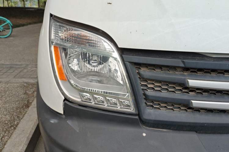 Used SAIC MAXUS Xintu V80  Right Front Headlight
