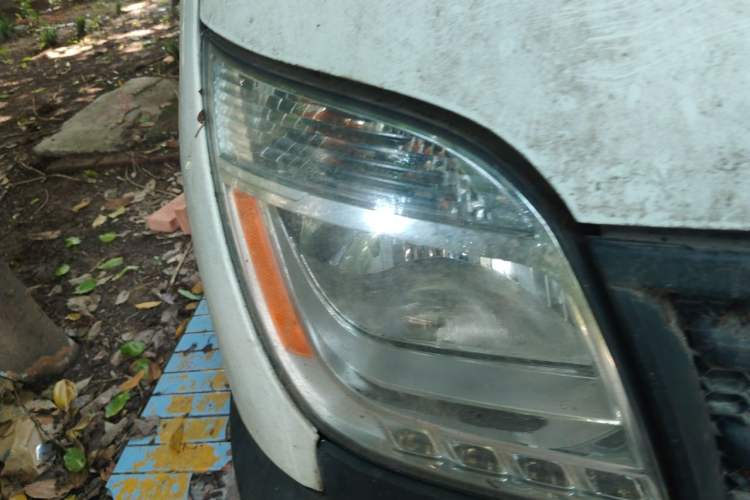 Used SAIC MAXUS Xintu V80 2020 2.5T Manual Classic City Delivery King Long Wheelbase Mid-Height 2/3 Seats Right Front Headlight