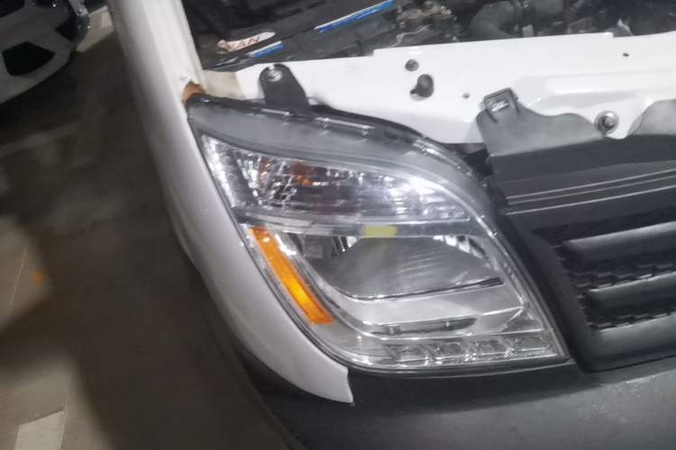 Used SAIC MAXUS Xintu V80 2020 2.5T Manual Classic City Delivery King Long Wheelbase Mid-Height 2/3 Seats Right Front Headlight