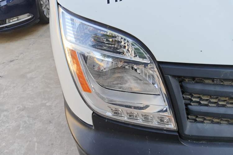 Used SAIC MAXUS Xintu V80 2020 2.5T Manual Classic City Delivery King Short Wheelbase Mid-Roof Design 2/3 Seats Right Front Headlight