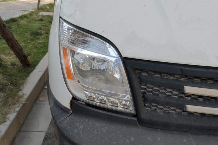 Used SAIC MAXUS Xintu V80 2020 2.5T Manual Classic City Delivery King Long Wheelbase Mid-Height 2/3 Seats Right Front Headlight