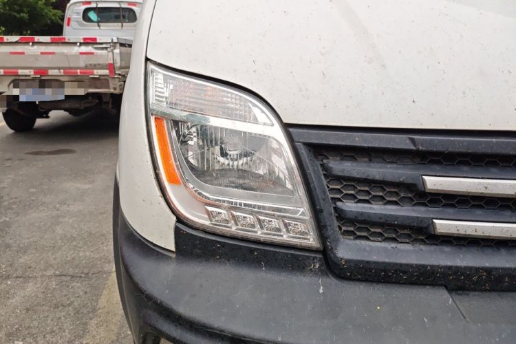 Used SAIC MAXUS Xintu V80 2020 2.5T Manual Classic City Delivery King Long Wheelbase High Roof – 2/3 Seats Right Front Headlight