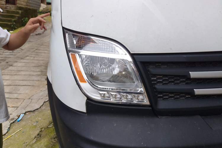 Used SAIC MAXUS Xintu V80  Right Front Headlight