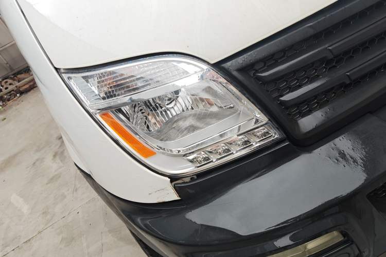 Used SAIC MAXUS Xintu V80  Right Front Headlight
