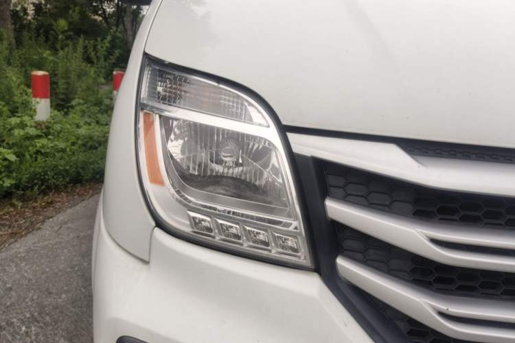Used SAIC MAXUS Xintu V80 2020 2.0T Manual PLUS City Edition Short Wheelbase Ultra-Low Roof 5/6 Seats Right Front Headlight