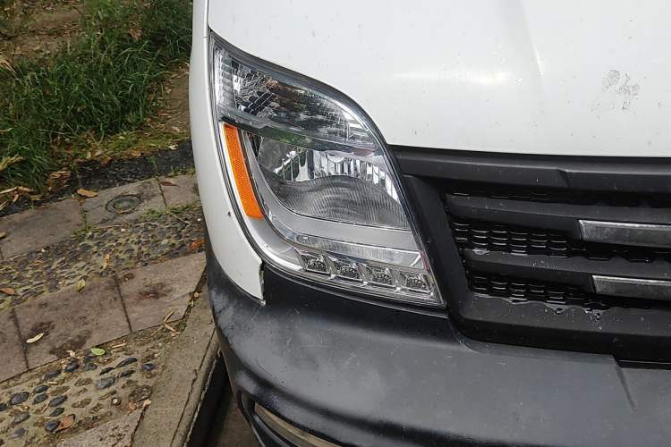 Used SAIC MAXUS Xintu V80 2020 2.5T Manual Classic City Delivery King Short Wheelbase Mid-Roof Design 2/3 Seats Right Front Headlight