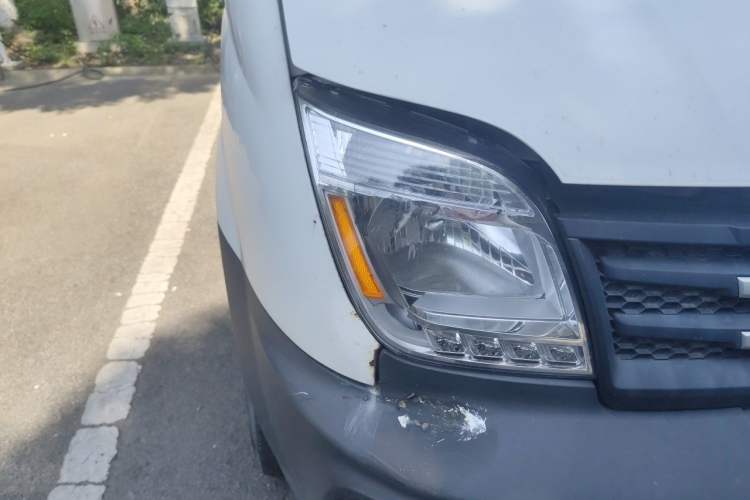 Used SAIC MAXUS Xintu V80 2020 2.5T Manual Classic City Delivery King Short Wheelbase Mid-Roof Design 2/3 Seats Right Front Headlight