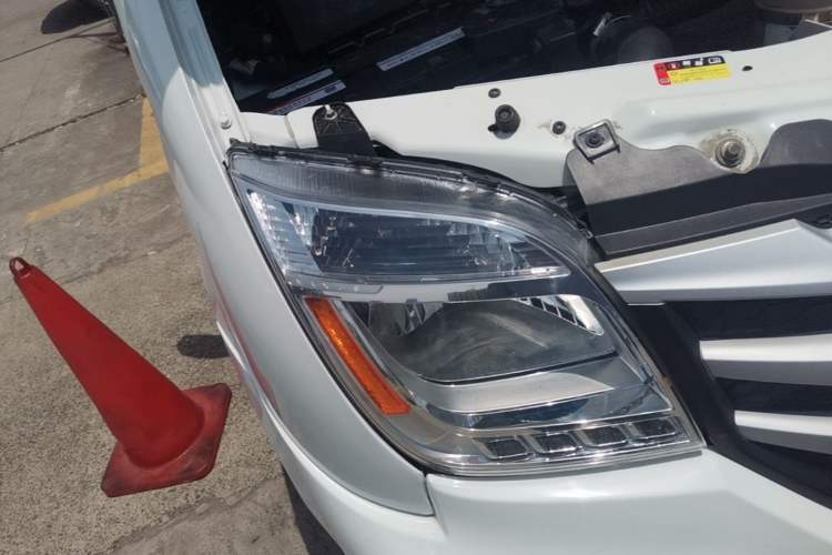 Used SAIC MAXUS Xintu V80 2020 2.0T AMT PLUS City Edition Short Wheelbase Ultra-Low Roof—7/8/9-Seater Right Front Headlight