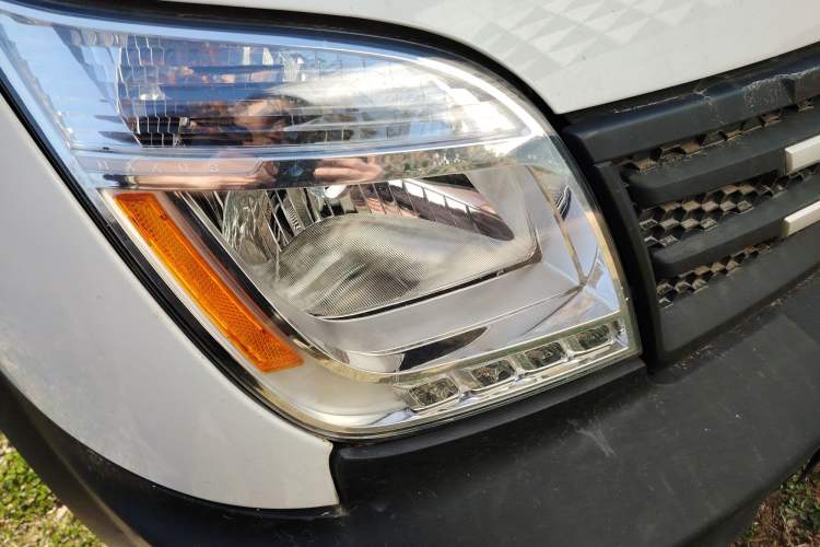 Used SAIC MAXUS Xintu V80 2020 2.5T Manual Classic City Delivery King Long Wheelbase Mid-Height 2/3 Seats Right Front Headlight
