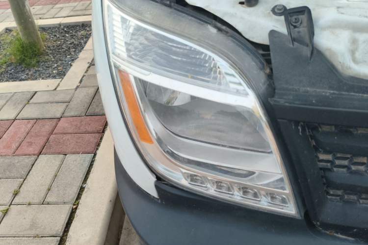 Used SAIC MAXUS Xintu V80 2020 2.5T Manual Classic City Delivery King Long Wheelbase Mid-Height 2/3 Seats Right Front Headlight