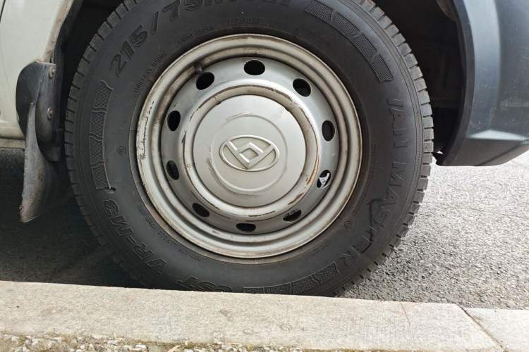 Used SAIC MAXUS Xintu V80  Right Front Wheel Hub