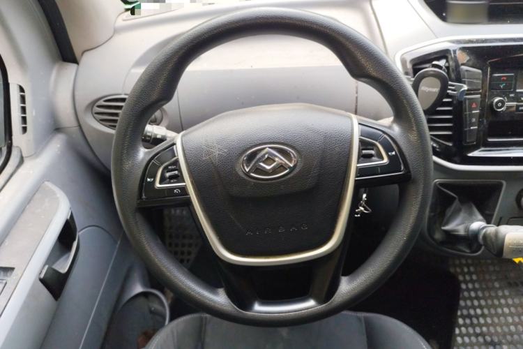 Used SAIC MAXUS Xintu V80 2020 2.5T Manual Classic City Delivery King Short Wheelbase Mid-Roof Design 2/3 Seats Steering Wheel