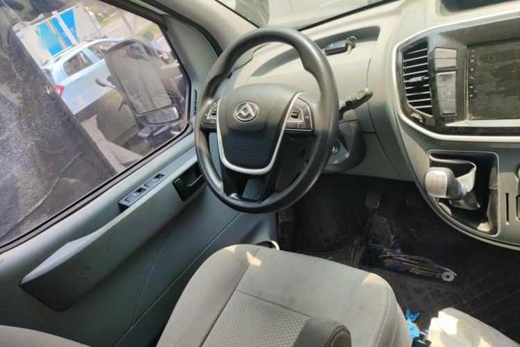 Used SAIC MAXUS Xintu V80 2020 2.5T Manual Classic City Delivery King Short Wheelbase Mid-Roof Design 2/3 Seats Steering Wheel