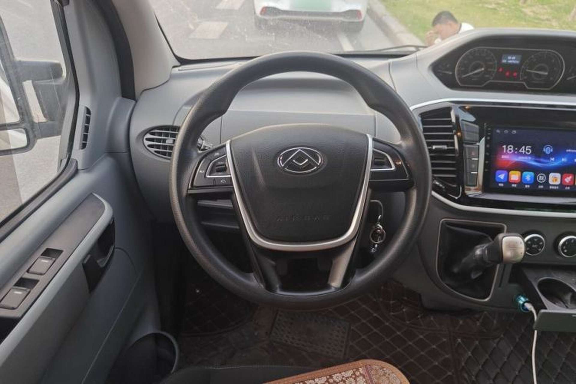 Used SAIC MAXUS Xintu V80 2020 2.5T Manual Classic City Delivery King Short Wheelbase Mid-Roof Design 2/3 Seats Steering Wheel