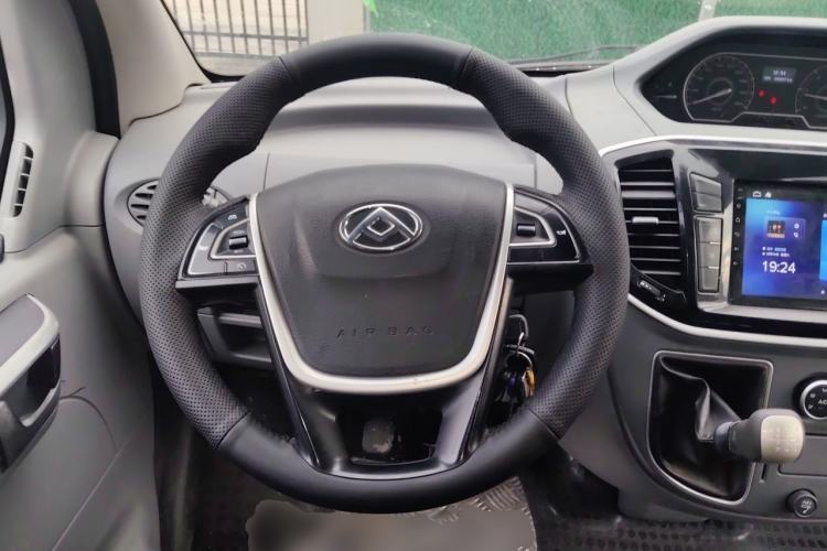 Used SAIC MAXUS Xintu V80 2020 2.5T Manual Classic City Delivery King Short Wheelbase Ultra-Low Roof 2/3 Seats Steering Wheel