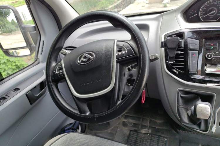 Used SAIC MAXUS Xintu V80 2020 2.5T Manual Classic City Delivery King Short Wheelbase Mid-Roof Design 2/3 Seats Steering Wheel