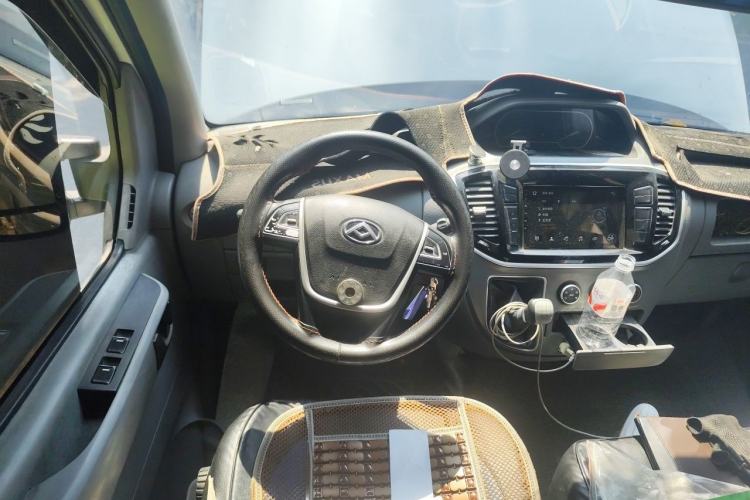 Used SAIC MAXUS Xintu V80 2020 2.5T Manual Classic City Delivery King Short Wheelbase Mid-Roof Design 2/3 Seats Steering Wheel