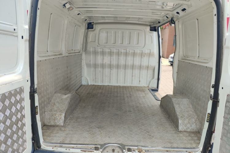 Used SAIC MAXUS Xintu V80 2020 2.5T Manual Classic City Delivery King Short Wheelbase Mid-Roof Design 2/3 Seats Trunk