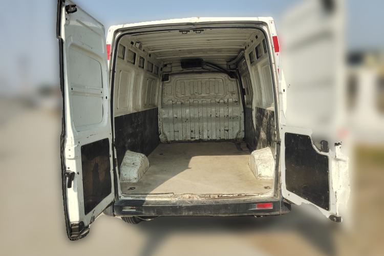Used SAIC MAXUS Xintu V80 2020 2.5T Manual Classic City Delivery King Long Wheelbase Mid-Height 2/3 Seats Trunk