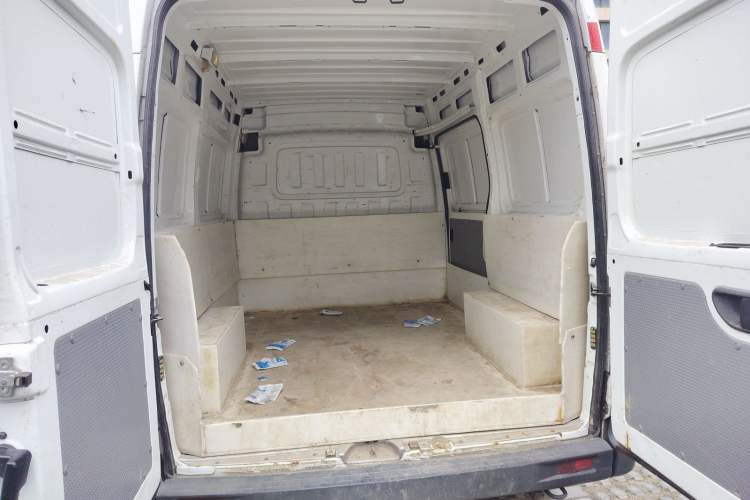 Used SAIC MAXUS Xintu V80 2020 2.5T AMT Classic City Distribution King Short Wheelbase Mid-Roof Design – 2/3 Seats Trunk