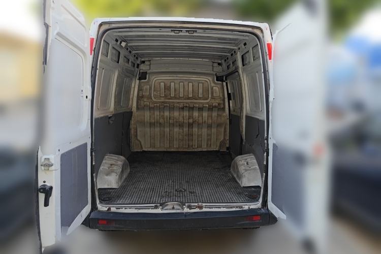 Used SAIC MAXUS Xintu V80 2020 2.5T Manual Classic City Delivery King Short Wheelbase Mid-Roof Design 2/3 Seats Trunk