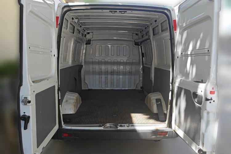 Used SAIC MAXUS Xintu V80 2020 2.5T Manual Classic City Delivery King Short Wheelbase Mid-Roof Design 2/3 Seats Trunk