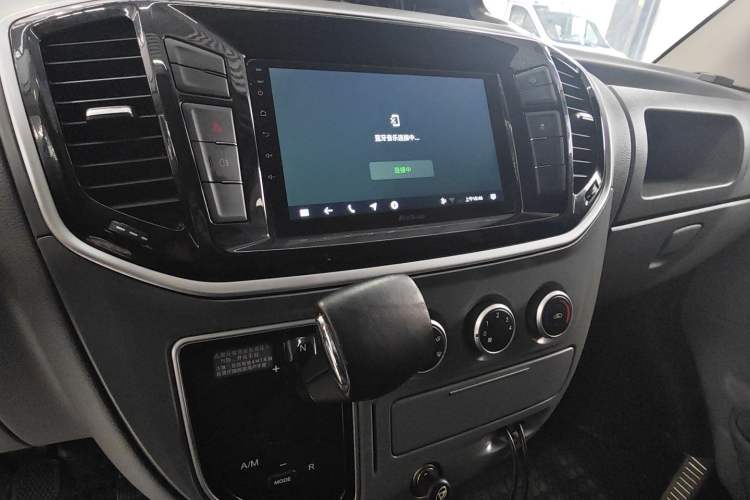 Used SAIC MAXUS Xintu V80 2021 2.0T AMT Classic Aoyuntong Long Wheelbase Mid-Roof 6/7/8/9-Seater Audio And AC Panel