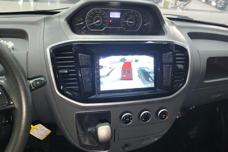 Used SAIC MAXUS Xintu V80 2021 2.0T Manual Classic Aoyuntong Short Wheelbase Ultra-Low Roof 5/6-Seater Audio And AC Panel