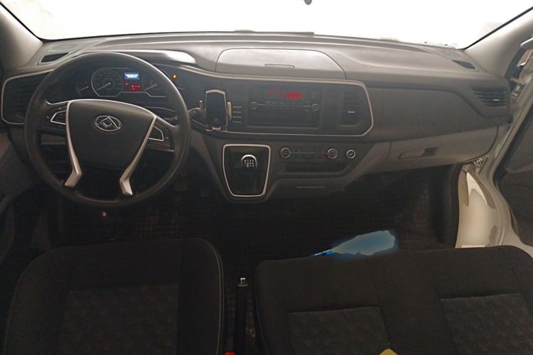 Used SAIC MAXUS Xintu V80 2021 2.0T Manual Classic Aoyuntong Short Wheelbase Ultra-Low Roof 7/8/9-Seater Center Console
