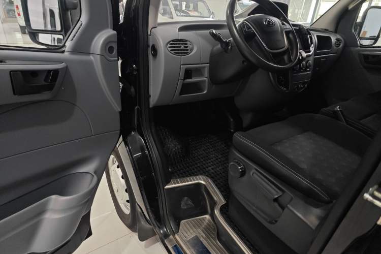 Used SAIC MAXUS Xintu V80 2021 2.0T AMT Classic Aoyuntong Long Wheelbase Mid-Roof 6/7/8/9-Seater Driver Seat