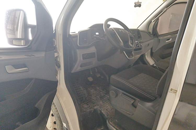 Used SAIC MAXUS Xintu V80 2021 2.0T Manual Classic Aoyuntong Short Wheelbase Ultra-Low Roof 7/8/9-Seater Driver Seat