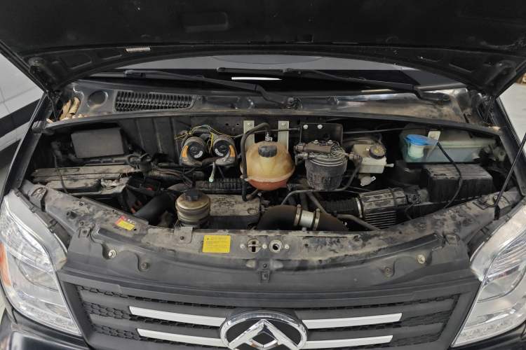Used SAIC MAXUS Xintu V80 2021 2.0T AMT Classic Aoyuntong Long Wheelbase Mid-Roof 6/7/8/9-Seater Engine Bay
