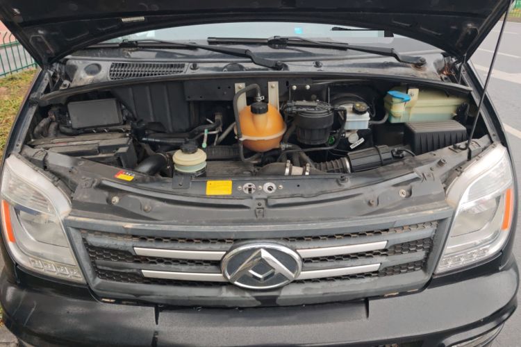 Used SAIC MAXUS Xintu V80 2021 2.0T Manual Classic Aoyuntong Long Wheelbase Mid-Roof 6/7/8/9-Seater Engine Bay