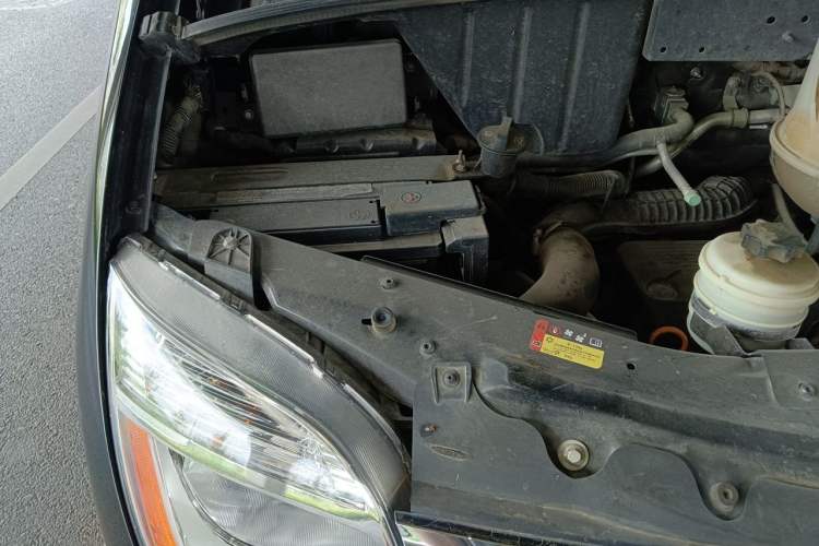 Used SAIC MAXUS Xintu V80  Engine Bay Right