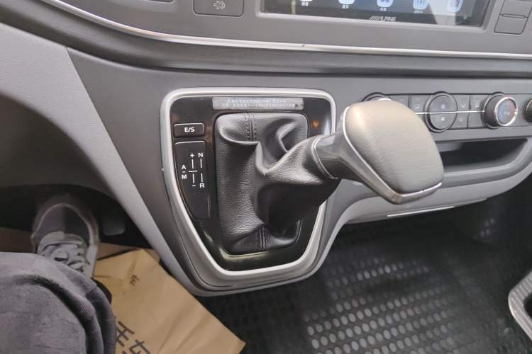 Used SAIC MAXUS Xintu V80 2021 2.0T PLUS AMT City Edition Short Wheelbase Ultra-Low Roof 5/6-Seater Gear Lever
