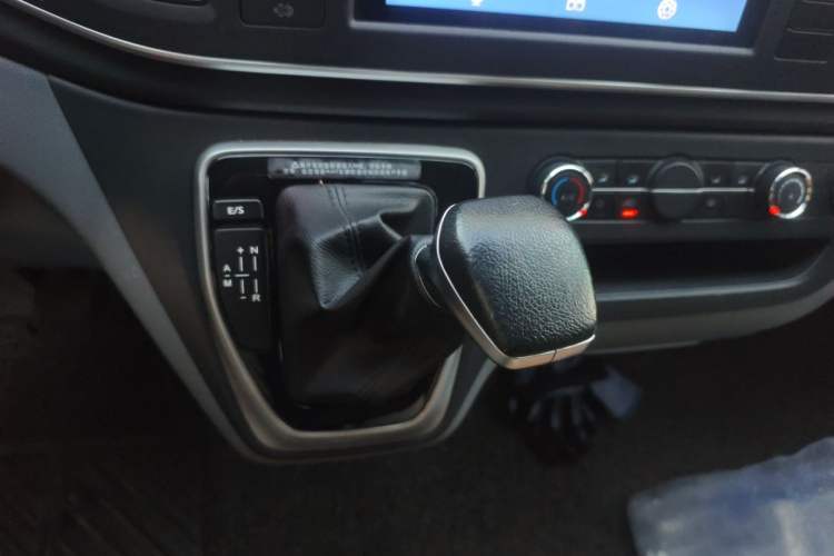 Used SAIC MAXUS Xintu V80 2021 2.0T PLUS AMT City Edition Short Wheelbase Ultra-Low Roof 5/6-Seater Gear Lever