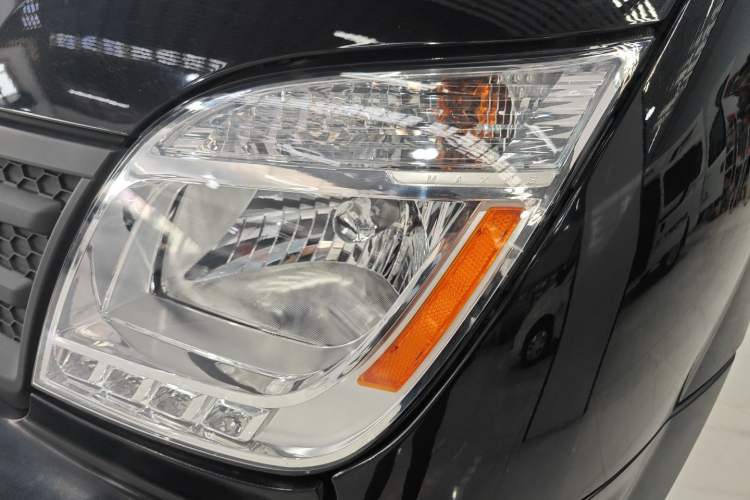 Used SAIC MAXUS Xintu V80 2021 2.0T AMT Classic Aoyuntong Long Wheelbase Mid-Roof 6/7/8/9-Seater Left Front Headlight
