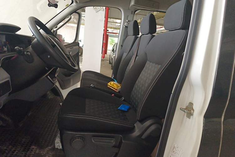 Used SAIC MAXUS Xintu V80 2021 2.0T Manual Classic Aoyuntong Short Wheelbase Ultra-Low Roof 7/8/9-Seater Left Front Seat