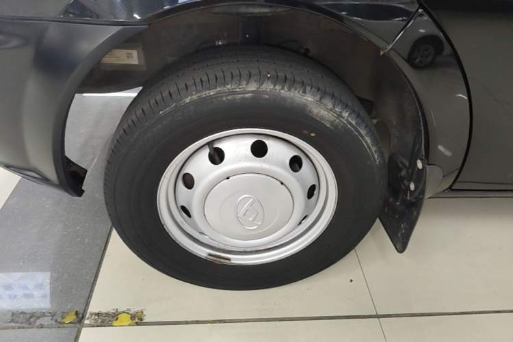 Used SAIC MAXUS Xintu V80 2021 2.0T Manual Classic Aoyuntong Short Wheelbase Ultra-Low Roof 5/6-Seater Left Front Wheel Hub