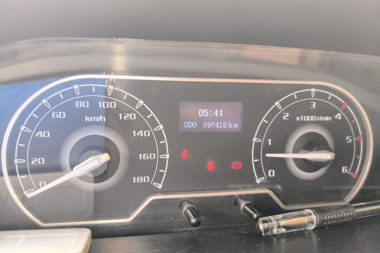 Used SAIC MAXUS Xintu V80 2021 2.0T Manual Classic Aoyuntong Long Wheelbase Mid-Roof 6/7/8/9-Seater Odometer Close Up