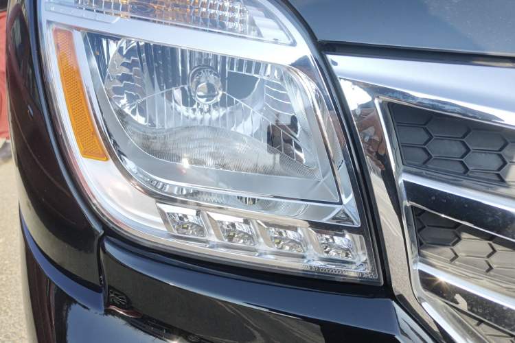 Used SAIC MAXUS Xintu V80 2021 2.0T PLUS AMT City Edition Short Wheelbase Ultra-Low Roof 5/6-Seater Right Front Headlight