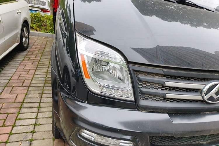 Used SAIC MAXUS Xintu V80 2021 2.0T PLUS Manual Commercial Version Short Wheelbase Mid-Roof 9-Seater Right Front Headlight
