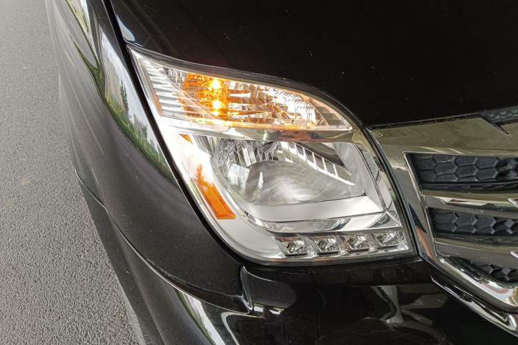 Used SAIC MAXUS Xintu V80  Right Front Headlight