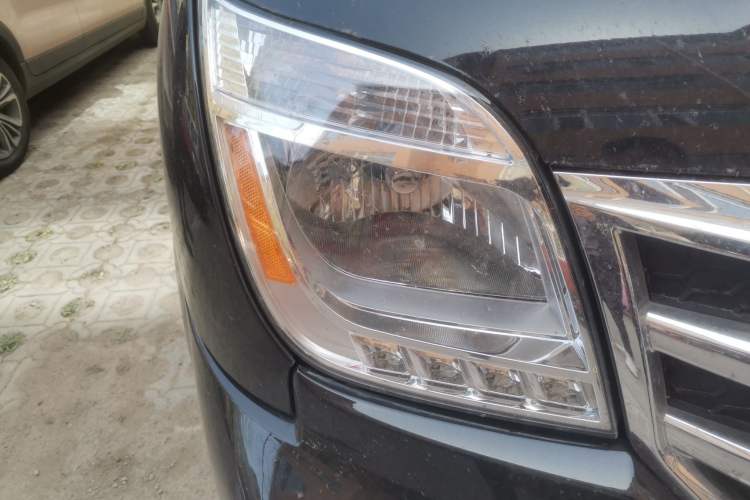 Used SAIC MAXUS Xintu V80  Right Front Headlight