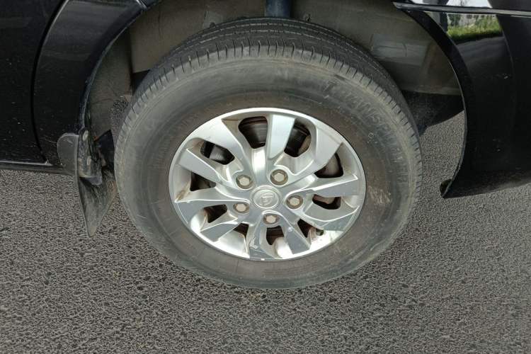 Used SAIC MAXUS Xintu V80  Right Front Wheel Hub