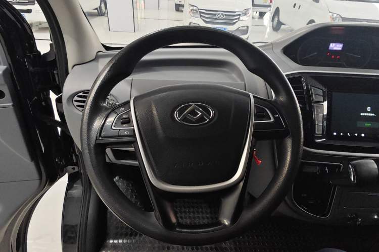 Used SAIC MAXUS Xintu V80 2021 2.0T AMT Classic Aoyuntong Long Wheelbase Mid-Roof 6/7/8/9-Seater Steering Wheel