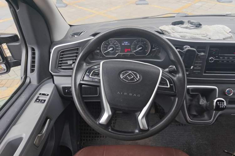 Used SAIC MAXUS Xintu V80 2021 2.0T PLUS Manual City Edition Short Wheelbase Ultra-Low Roof 5/6 Seats Steering Wheel