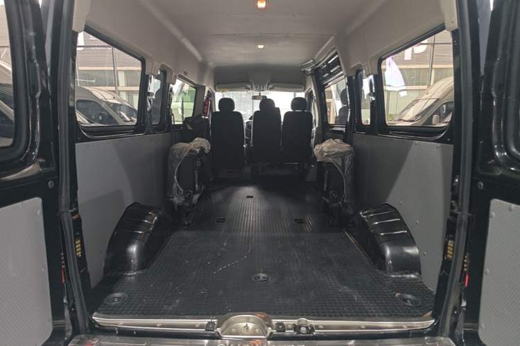 Used SAIC MAXUS Xintu V80 2021 2.0T AMT Classic Aoyuntong Long Wheelbase Mid-Roof 6/7/8/9-Seater Trunk